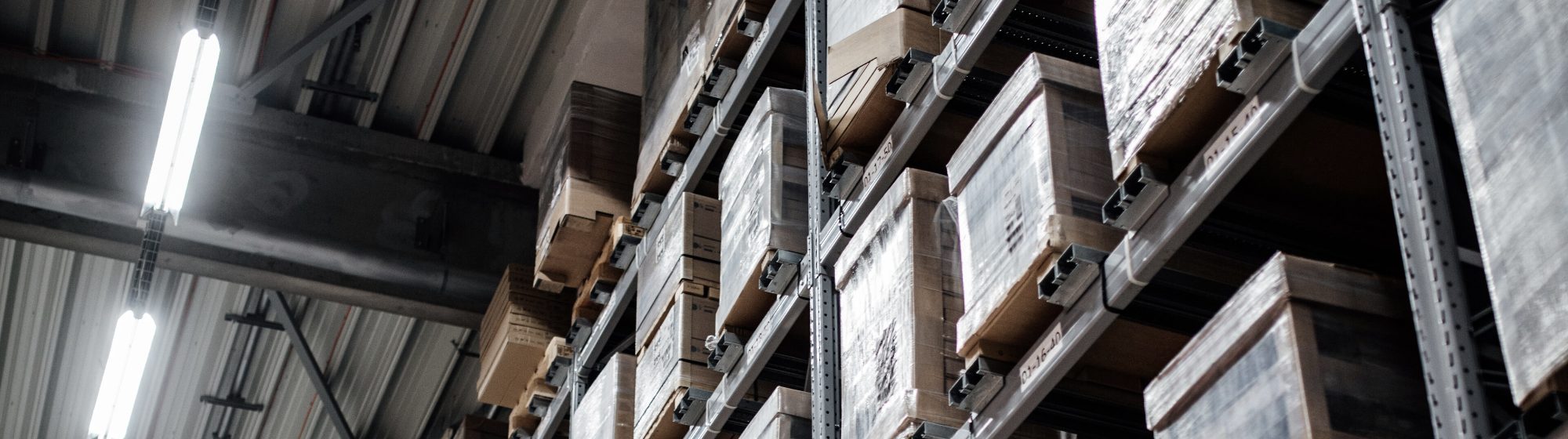 Pallereoler i et lager, sett nedenfra